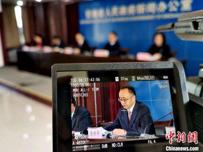 圖為青海省水利廳廳長張世豐參加新聞發(fā)布會(huì)?！?zhí)砀?攝