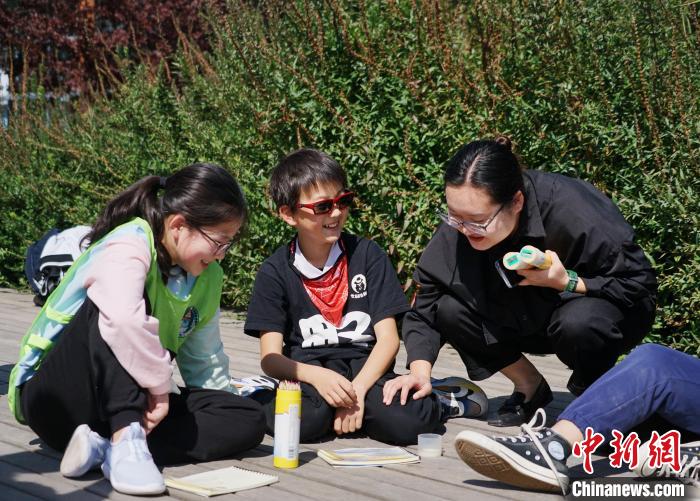 圖為小朋友在青海西寧湟水國家濕地公園內(nèi)認識植物并進行繪畫?！●R銘言 攝