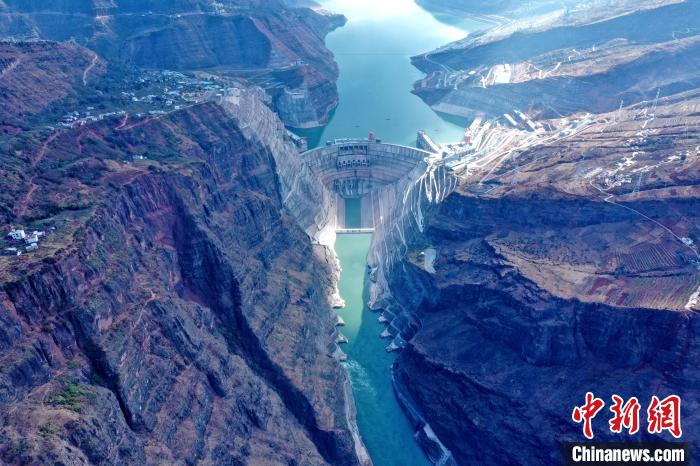 圖為白鶴灘水電站大壩全景圖?！∷娝木止﹫D