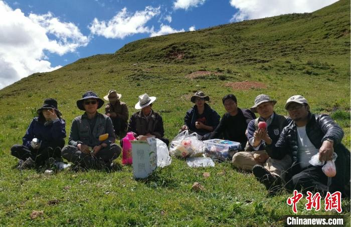 科研團(tuán)隊在熱魯盆地工作合影。　中科院青藏高原所 供圖