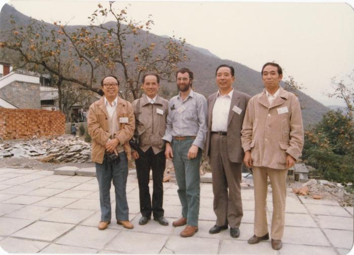 1987年早期脊椎動物國際研討會在中國舉行，劉玉海先生(右一)與中外同行專家合影?！avin Young(澳大利亞) 供圖