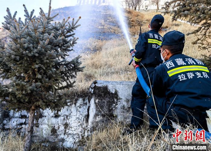 12月6日，布達(dá)拉宮消防救援大隊(duì)在布達(dá)拉宮山體林草區(qū)域開(kāi)展?jié)窕ぷ鳌！㈣?攝