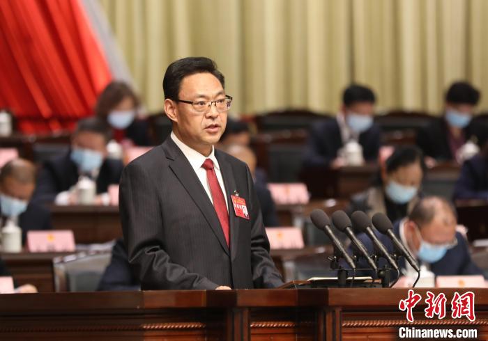 圖為青海省西寧市人民政府代市長石建平作政府工作報告?！∑钤鲚?攝