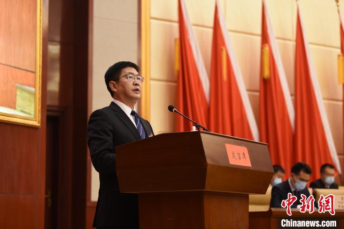 圖為青海省果洛州人民政府州長葉萬彬作政府工作報(bào)告。　　多杰昂秀 攝