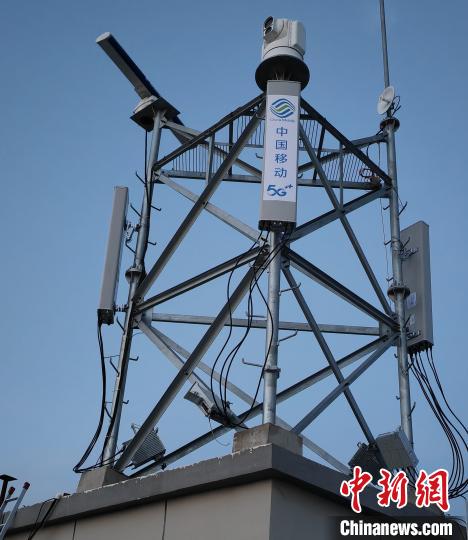 資料圖為建在龍羊峽湖區(qū)內(nèi)的5G基站。　青海移動(dòng)海南分公司供圖