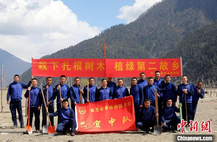 林芝市巴宜區(qū)森林消防中隊(duì)志愿服務(wù)隊(duì)合影留念?！∥骼@拉翁 攝