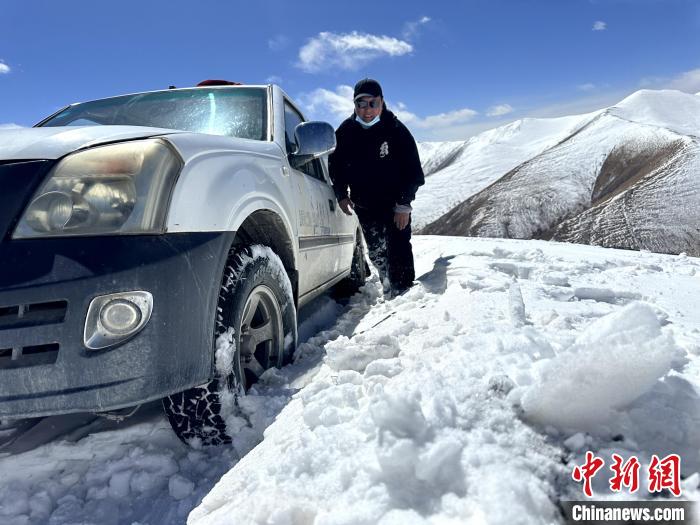 圖為生態(tài)管護人員準備在雪地推車。　丁巴達杰 攝