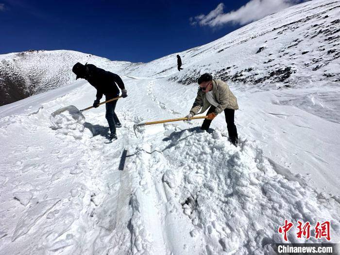 圖為生態(tài)管護人員在巡護道路上清雪?！《“瓦_杰 攝