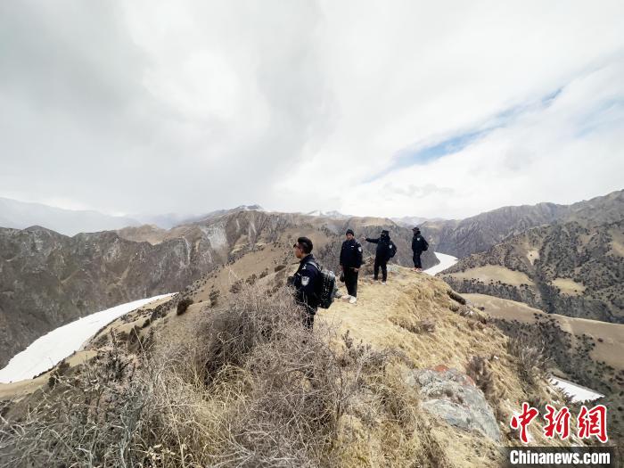 圖為曲麻萊縣崗當村的生態(tài)管護人員開展巡護?！《“瓦_杰 攝