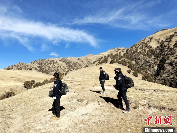 圖為生態(tài)管護人員開展巡護?！《“瓦_杰 攝