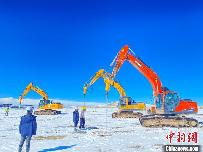 圖為雪中施工。資料圖 姜佳保供圖