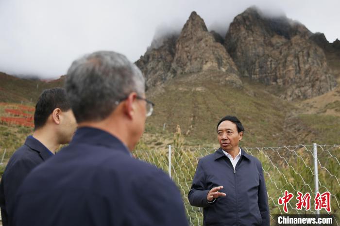 圖為西藏自治區(qū)人大常委會副主任、拉薩南北山綠化指揮部副總指揮江白(右)?！∝暣_ 攝