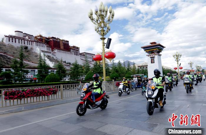 圖為2023年極地G219集結(jié)賽暨金卡納場(chǎng)地賽選手途經(jīng)拉薩布達(dá)拉宮?！∮文恋厍蚬﹫D