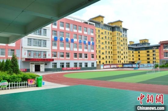 圖為化隆縣第一小學(xué)?！◆?shù)り枴z