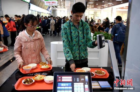資料圖：某高校食堂學(xué)生在打飯。中新社記者 韓蘇原 攝