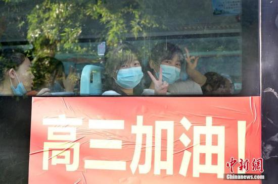 資料圖：2020年7月，廣西南寧沛鴻民族中學(xué)內(nèi)，高三學(xué)生乘坐高考專車前往考點。 中新社記者 俞靖 攝