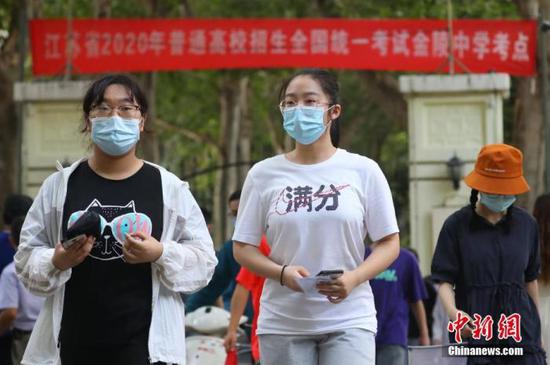 資料圖：2020年7月6日，江蘇南京一處考點(diǎn)，高考考生看完考場(chǎng)后走出考點(diǎn)。 中新社記者 泱波 攝