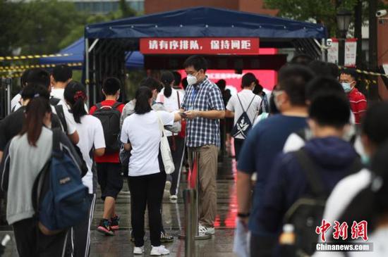 資料圖：2020年7月，上?？忌饺敫呖伎紙?chǎng)。張亨偉 攝