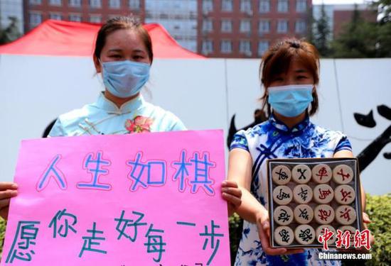 資料圖：2020年7月河南鄭州一高考考點(diǎn)，考生家長(zhǎng)送考 中新社記者 王中舉 攝