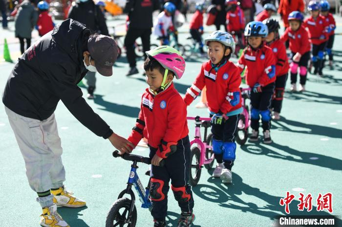 圖為拉薩市實(shí)驗(yàn)幼兒園孩子們?cè)诮叹毜闹笇?dǎo)下練習(xí)滑步車?！『闻罾?攝