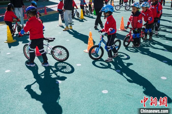 圖為拉薩市實(shí)驗(yàn)幼兒園孩子們正在練習(xí)滑步車?！『闻罾?攝