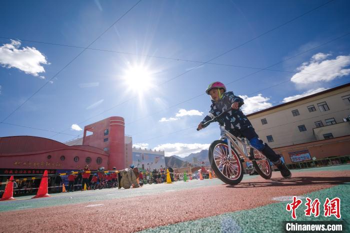 圖為拉薩市實(shí)驗(yàn)幼兒園孩子們正在練習(xí)滑步車?！『闻罾?攝
