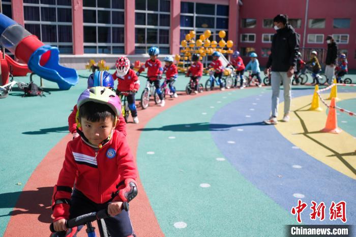 圖為拉薩市實(shí)驗(yàn)幼兒園孩子們?cè)诮叹毜闹笇?dǎo)下練習(xí)滑步車。　何蓬磊 攝