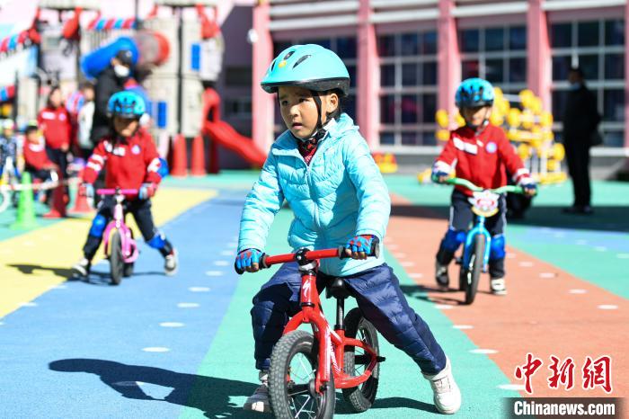 圖為拉薩市實(shí)驗(yàn)幼兒園孩子們正在練習(xí)滑步車。　何蓬磊 攝