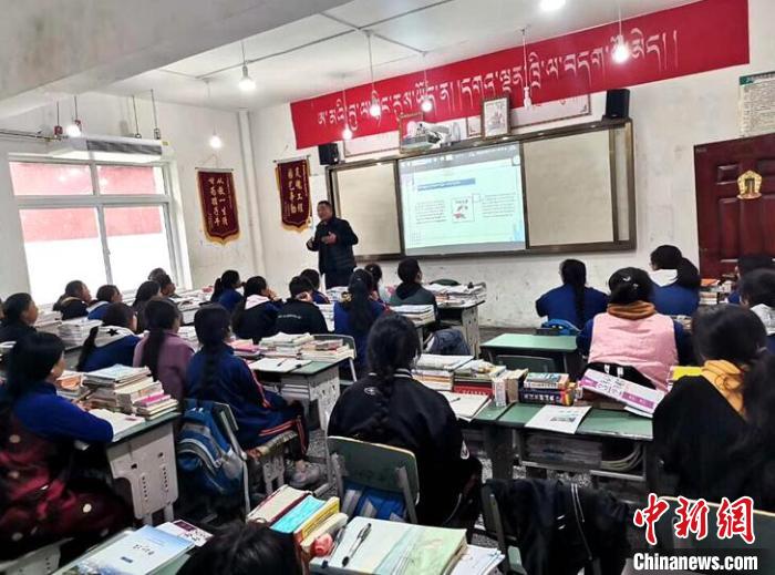學生在免費輔導班上課?！∧岈敵?攝