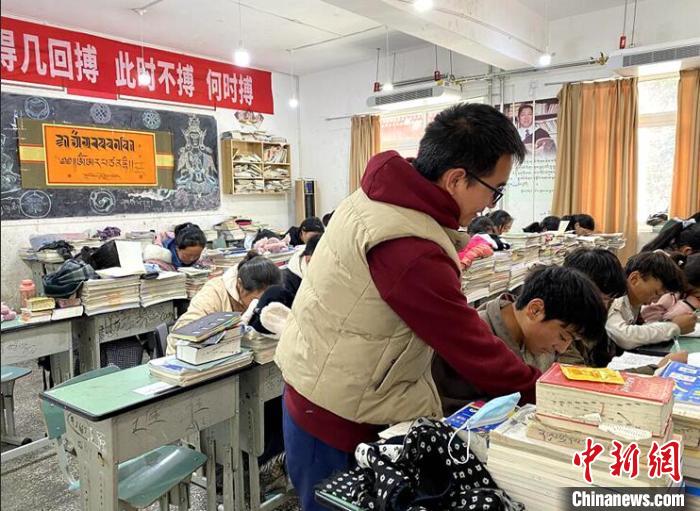學生在免費輔導班上課?！∧岈敵?攝