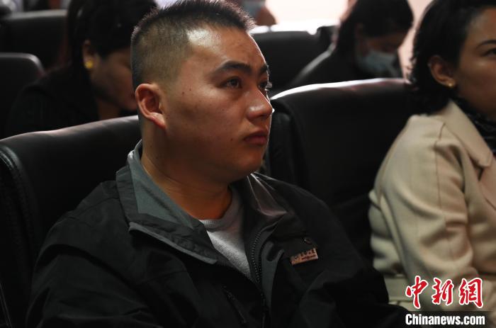 圖為企業(yè)工作人員參加講座?！≮w朗 攝