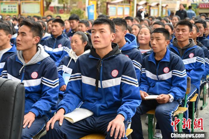 圖為昌都市第五高級中學(xué)學(xué)生參加授課?！≮w朗 攝