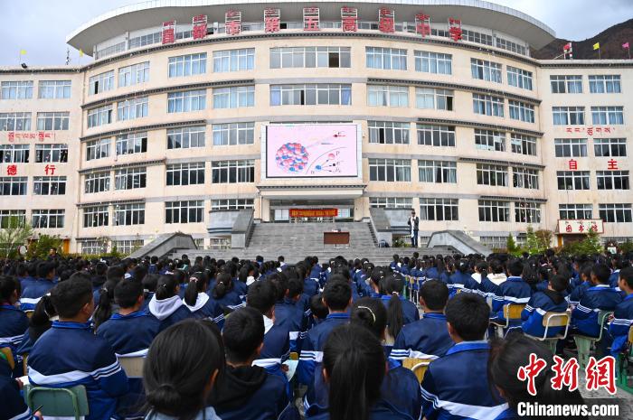圖為昌都市第五高級中學(xué)全體學(xué)生參加授課?！≮w朗 攝