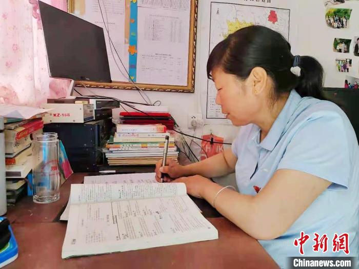 甘肅環(huán)縣“全能老師”堅守“麻雀學?！保簩W生在，我就在