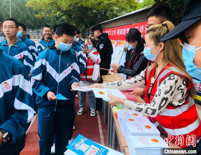 圖為西寧市法制宣傳進校園?！∥鲗幨谐俏鲄^(qū)供圖