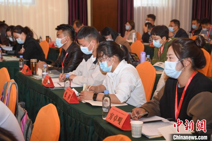 圖為第十五期全國預(yù)防青少年違法犯罪工作理論與務(wù)實(shí)高級(jí)研修班學(xué)員正在上課?！∝暩聛硭?攝