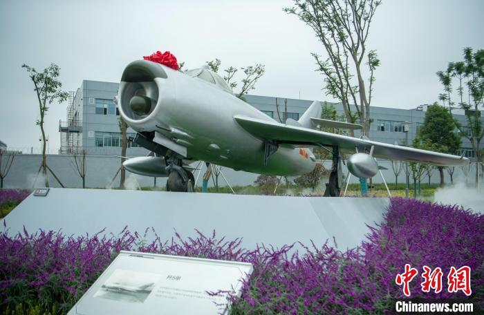 園林式戰(zhàn)斗機(jī)博物館內(nèi)展示的“殲5甲”飛機(jī)?！⒅铱?攝