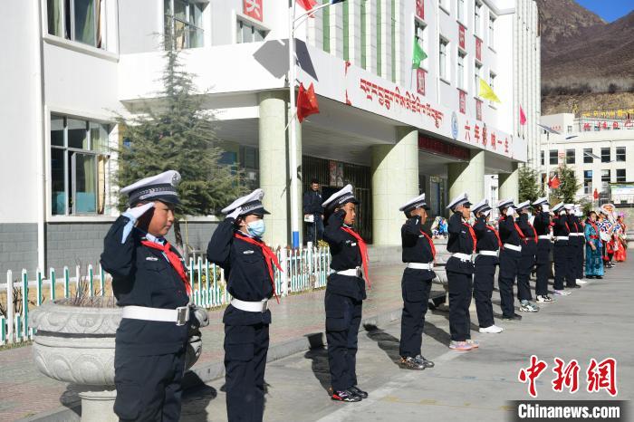 圖為加查縣安繞鎮(zhèn)小學(xué)學(xué)生爭(zhēng)當(dāng)“小交警”體驗(yàn)交警工作?！∝暩聛硭?攝