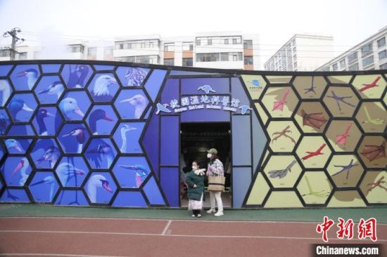 圖為西寧市第一中學濕地科普宣教館?！±罱瓕?攝