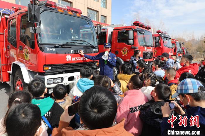 圖為消防員向小朋友們講解消防車?！铨埥?攝