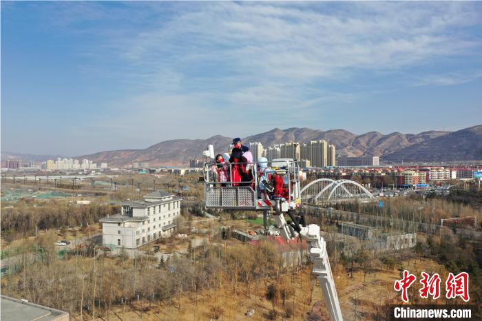 圖為小朋友在消防員的陪同下，體驗78米登高平臺消防車?！铨埥?攝