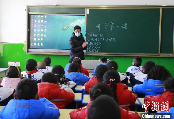 圖為學(xué)生正在上課?！●R銘言 攝
