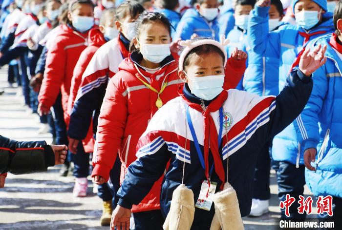 圖為學(xué)生跳起歡快的藏族舞蹈迎接新學(xué)期?！●R銘言 攝