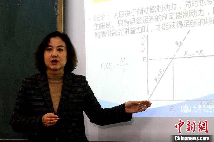 圖為李富香給學生上理論課。(資料圖) 青海省教育廳供圖