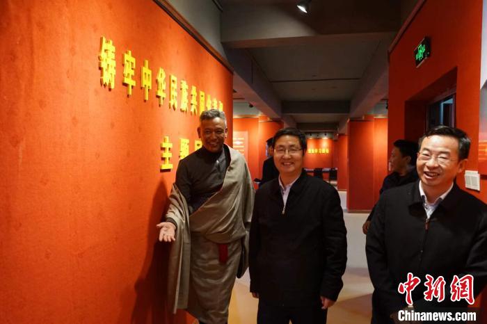資料圖為參觀鑄牢中華民族共同體意識(shí)主題展。　胡貴龍 攝