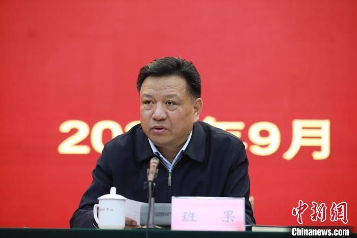 圖為青海省委常委、統(tǒng)戰(zhàn)部部長(zhǎng)班果出席會(huì)議并講話。　胡貴龍 攝