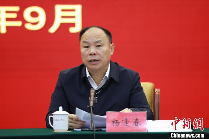 圖為青海省副省長(zhǎng)楊逢春主持會(huì)議并講話?！『F龍 攝
