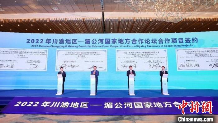 多個項目集中簽約。王宇 攝