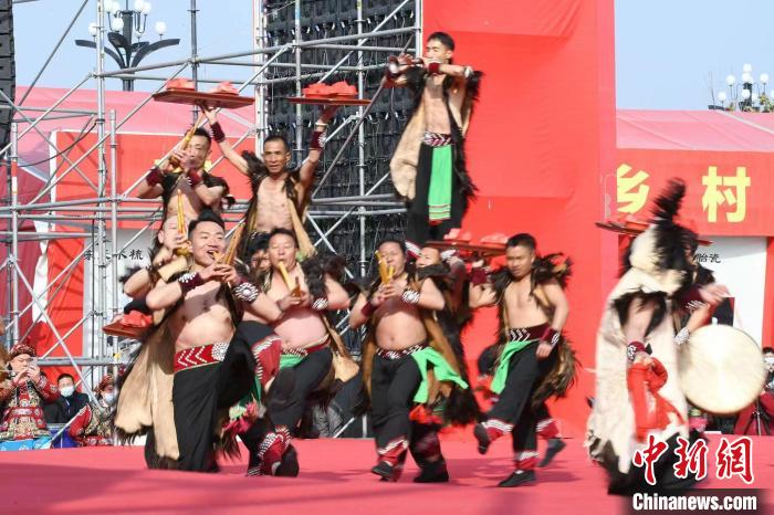 圖為少數(shù)民族舞蹈展演?！×赫赵?攝