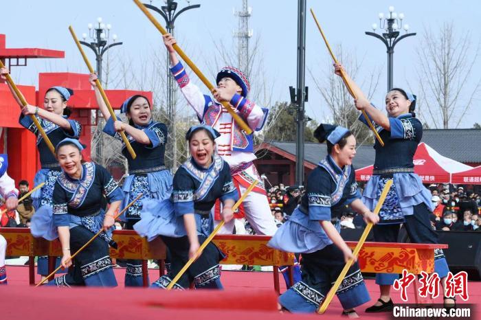 圖為廣西壯族打扁擔(dān)展演?！×赫赵?攝